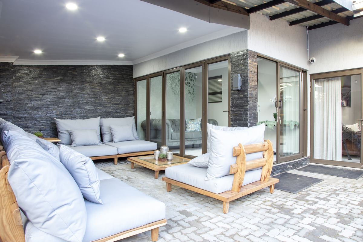 Outdoor teak lounge